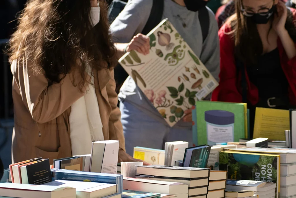 Livres et objets exposés à la boutique du musée Exploratorium à Rochefort